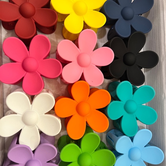 Set of 12 Vibrant Flower Hair Clips Collection - Picture 5 of 5